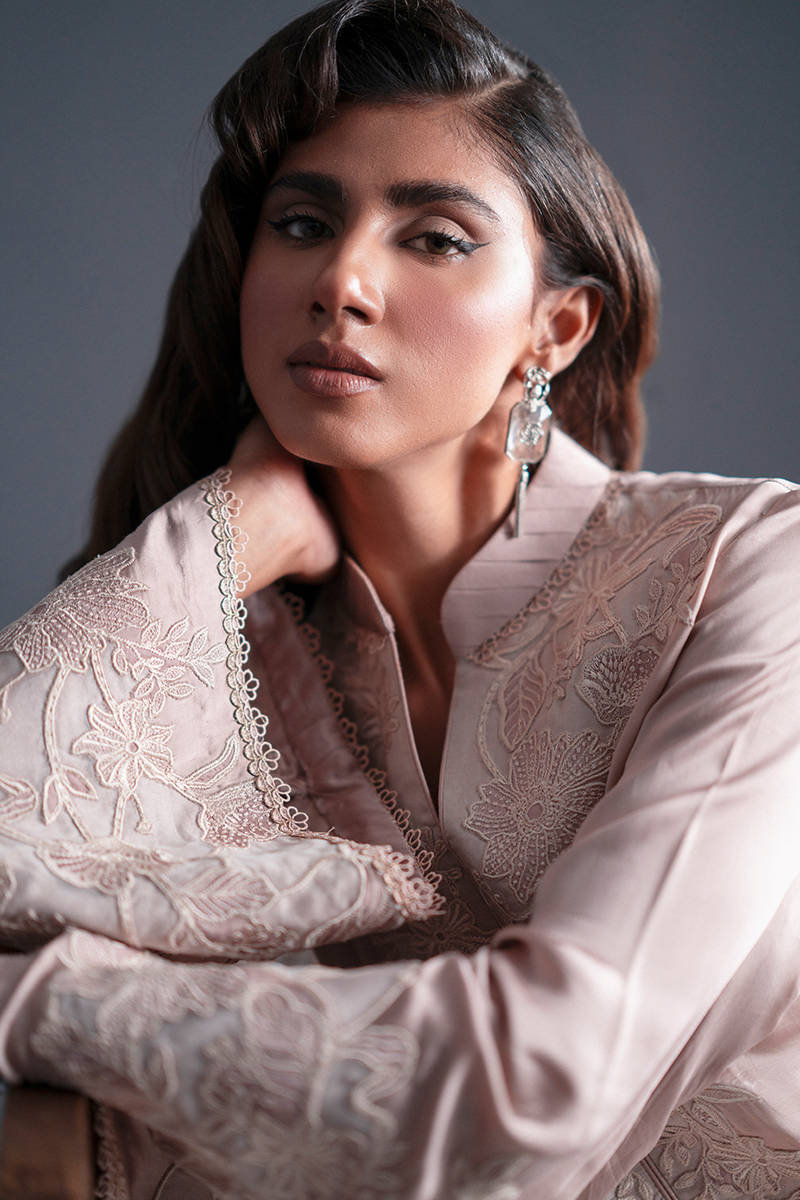 MNR | Chai Coffee Luxury Pret | Tea Rose