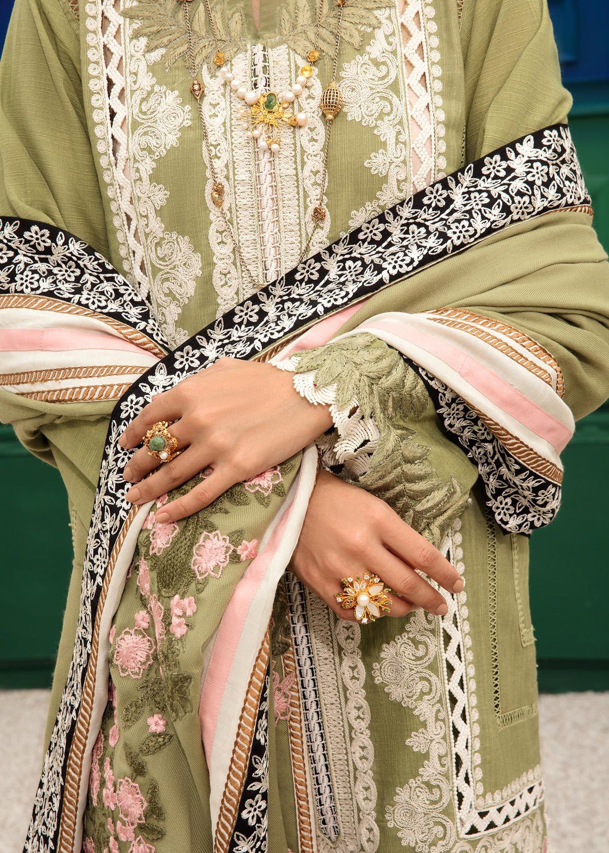 Saira Shakira - Metis